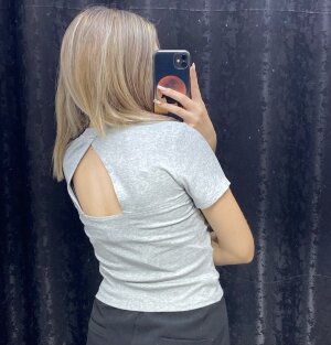 Футболка с вырезом на спине