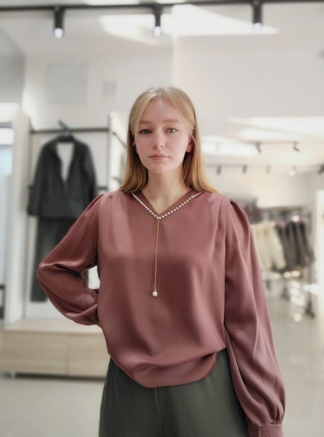 Блузка шёлковая с брошью