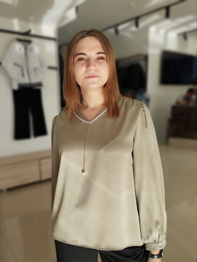 Блузка шёлковая с брошью