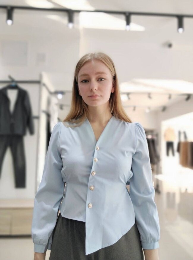 Блузка с завязками и жемчужными пуговицами