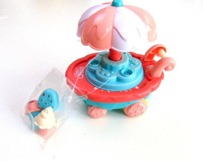 Карета с мороженным функции: музыка,свет,движение 10*12 см.