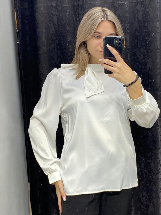 Блузка классическая с воланом и жемчужинами